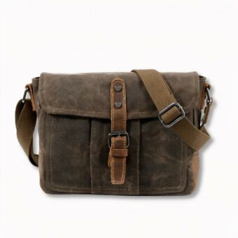 Cartable à bandoulière marron avec une fermeture en moraillon pour homme, sur fond gris clair