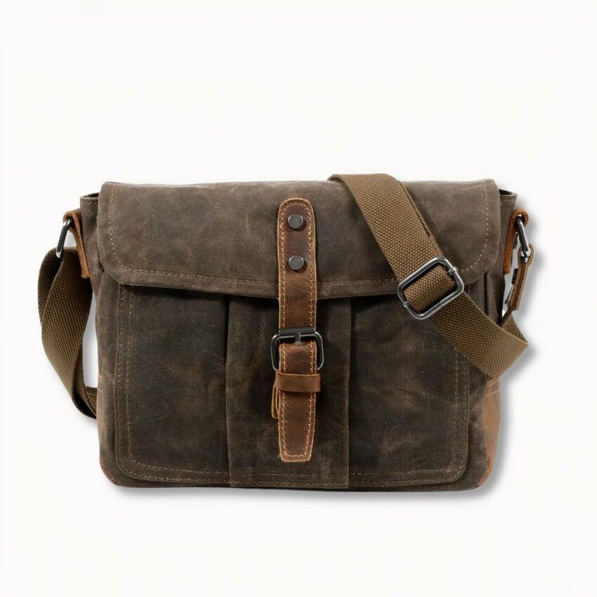 Cartable à bandoulière marron avec une fermeture en moraillon pour homme, sur fond gris clair