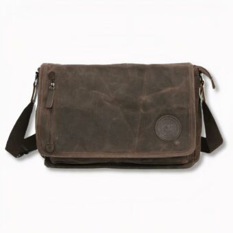 Cartable d'étudiant marron en toile avec bandoulière et une fermeture éclair sur le devant côté gauche, sur fond gris clair