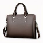 Cartable messager en cuir pour homme sur fond gris clair