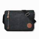 Cartable en toile noir retro pour homme avec une fermeture éclair sur le côté gauche, sur fond gris clair