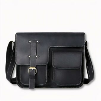 cartable vintage en cuir noir pour homme, sur fond gris clair