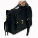 Sac à dos cartable noir style preppy japonais, sur fond gris clair