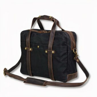 Cartable noir à bandoulière en toile cirée pour homme, sur fond gris clair