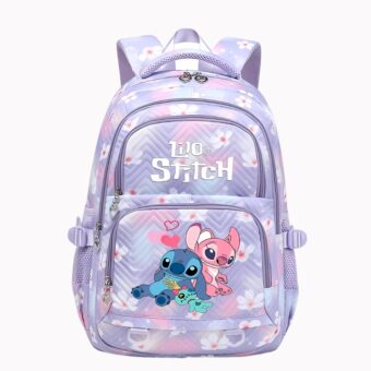 Cartable d'école Stitch pour fille de couleur violette pastel. Plusieurs compartiment avec fermetures zippées. La poche de devant présente stitch et angel avec un coeur. Une poignée de transport de la même couleur. Sur fond blanc.