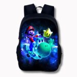 Sac à dos noir avec 1 compartiment principal et 1 filet de chaque côté. Sur le devant, un imprimé de Mario sur le dos de Yoshi avec l'étoile jaune à droite. De la fumée bleue derrière eux. Le sac à dos est sur fond blanc.