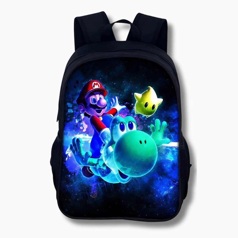Sac à dos noir avec 1 compartiment principal et 1 filet de chaque côté. Sur le devant, un imprimé de Mario sur le dos de Yoshi avec l'étoile jaune à droite. De la fumée bleue derrière eux. Le sac à dos est sur fond blanc.