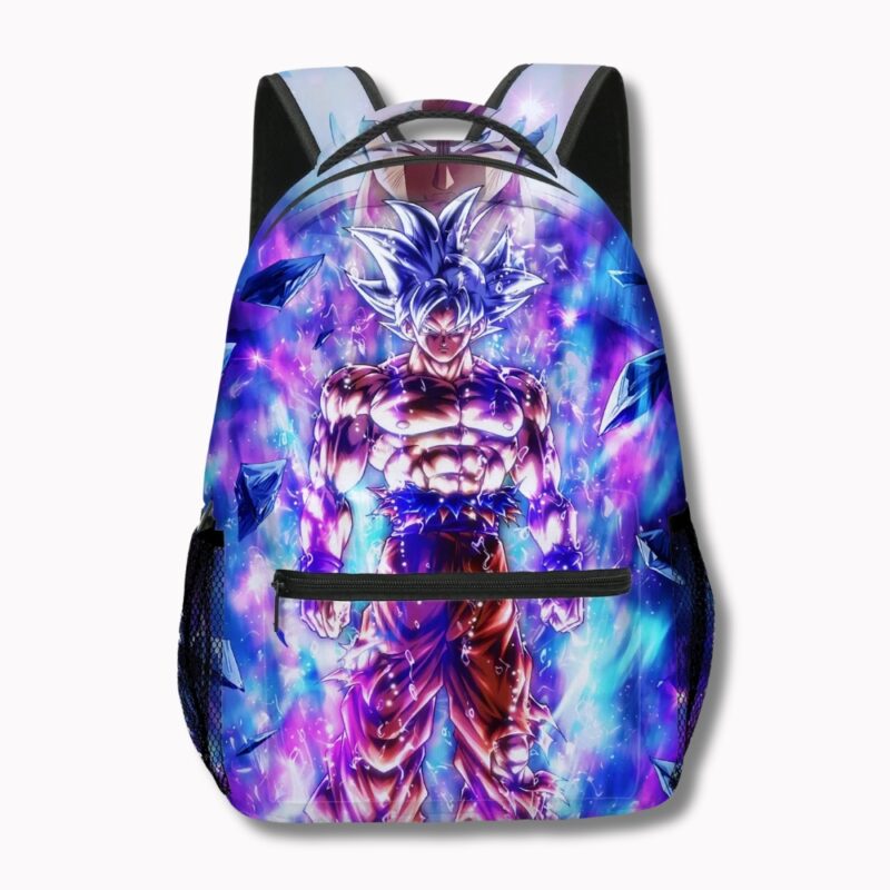 Sac à dos d'école Dragon Ball Il est imprimé sur la totalité, bretelles incluses Le motif est violet/bleu avec le personnage Dragon Ball Il est torse nu avec un pantalon orange Le sac dispose d'une poche à l'avant, un compartiment principal et un filet de chaque côté Sur fond blanc