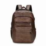 Sac à dos pour homme en cuir avec chargement USB marron foncé glacé vu de face sur fond blanc