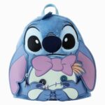 Sac à dos Stitch kawaii et sa peluche Scrump sur fond blanc.
