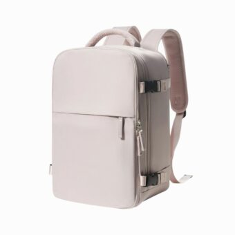 sac à dos rose pâle, vu de coté, de format rectangulaire, avec une poche plate sur l'avant. Sur fond blanc.