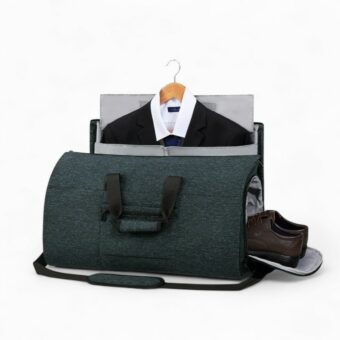 sac de voyage noir chiné type polochon avec anses et bandoulière, avec u ne veste sur ceintre qui sort par le haut ; sur fond blanc.
