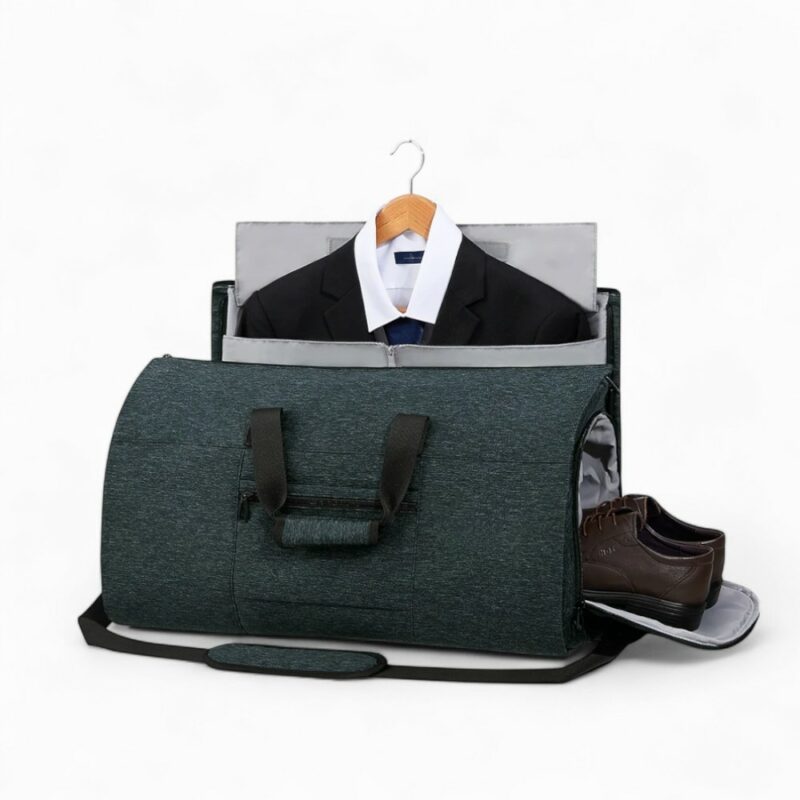 sac de voyage noir chiné type polochon avec anses et bandoulière, avec u ne veste sur ceintre qui sort par le haut ; sur fond blanc.