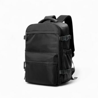 Sac à dos rectangulaire noir, avec poche en avant, sur font blanc