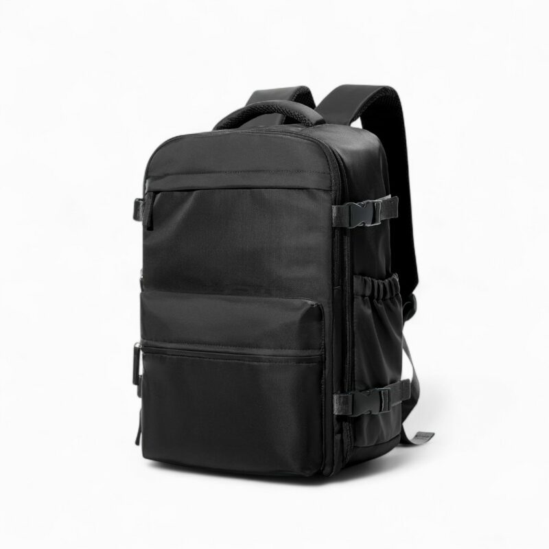 Sac à dos rectangulaire noir, avec poche en avant, sur font blanc