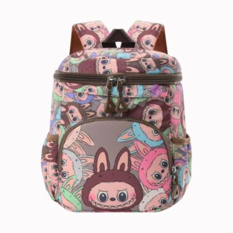 Sac à dos Labubu avec ouverture pratique par le haut du sac. Il est de couleur beige avec le personnage Labubu sur l'ensemble du sac. Sur fond uni bleu ciel.