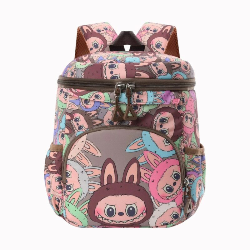 Sac à dos Labubu avec ouverture pratique par le haut du sac. Il est de couleur beige avec le personnage Labubu sur l'ensemble du sac. Sur fond uni bleu ciel.