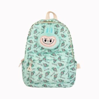 Sac à dos Labubu avec petite peluche 3D. Le sac est vert avec la tête de Labubu en peluche sur le haut. Sur fond bleu ciel.