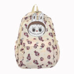 Sac à dos Labubu pour le primaire de couleur beige avec le personnage en petit sur tout le sac et le visage en gros style scratch sur le haut. Sur fond gris clair.