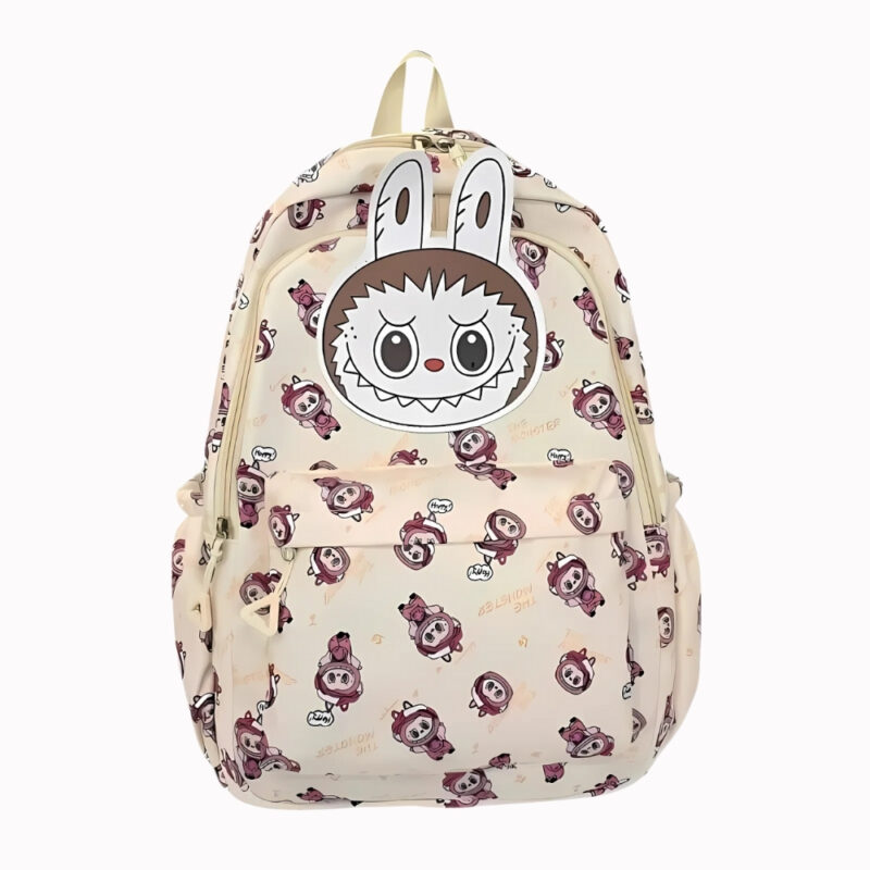 Sac à dos Labubu pour le primaire de couleur beige avec le personnage en petit sur tout le sac et le visage en gros style scratch sur le haut. Sur fond gris clair.