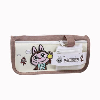 Trousse à crayons Labubu marron et beige avec un Labubu sur la gauche et une petite pochette filet blanc sur la droite. Sur fond uni blanc crème.