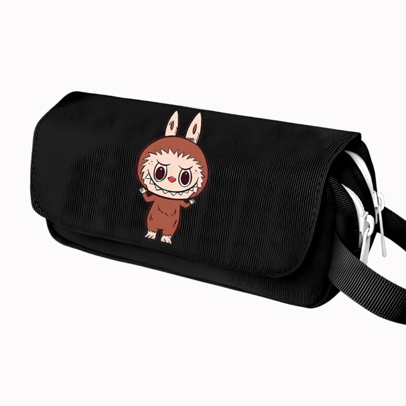 Trousse d'école Labubu à double compartiment de couleur noir avec un Labubu marron sur le rabat. Deux fermetures zippées et une poignée noire à droite. Sur fond blanc crème.