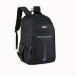 Sac à dos noir pour enfant avec détails blancs, plusieurs poches, bretelles rembourrées et bandes réfléchissantes, vu de face.