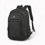 Sac à dos noir pour enfant, poches multiples et bretelles rembourrées, vu de 3/4, sur fond neutre.