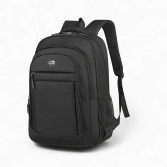 Sac à dos noir pour enfant, poches multiples et bretelles rembourrées, vu de 3/4, sur fond neutre.