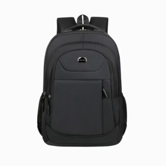 Sac à dos noir pour enfant avec détails colorés, plusieurs grandes poches zippées et bretelles rembourrées, vu de face.