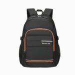 Sac à dos noir pour enfant avec détails colorés, grandes poches zippées et bretelles rembourrées, vu de face.