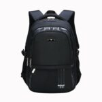 Sac à dos noir pour enfant, avec plusieurs compartiments zippés, vu de face, sur fond neutre.