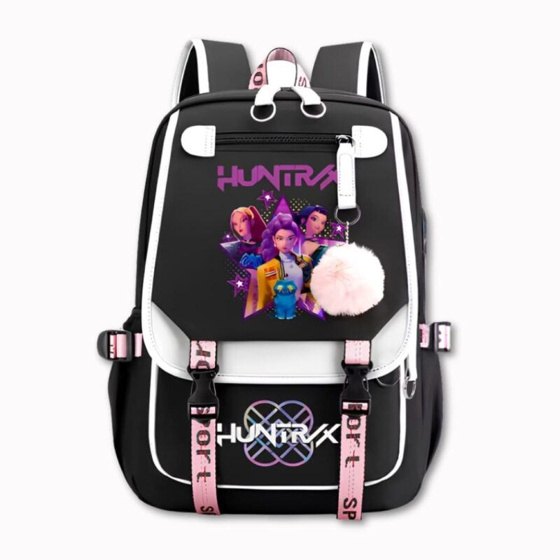 Sac à dos K-pop Demon Hunters avec port USB de couleur noire avec les héroïnes imprimées sur le devant, un pompon accroché sur la fermeture du haut et deux sangles roses. Sur fond gris très clair.