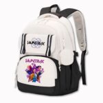 Sac à dos K-pop Demon Hunters bretelles rembourrées de couleur blanche et noire avec les héroïnes de l'animé sur la poche avant. Sur fond gris très clair.