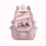 Sac à dos K-pop Demon Hunters pour le primaire de couleur rose au motif des héroïnes de l'animé populaire. Plusieurs compartiments. Sur fond gris très clair.