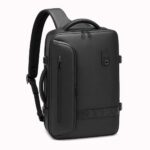 Un sac à dos voyage homme extensible avec pompe incluse noir, avec une grande poche zippée, une poignée en haut et des bretelles rembourrées, sur fond blanc.
