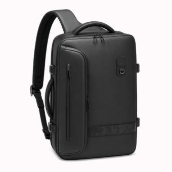 Un sac à dos voyage homme extensible avec pompe incluse noir, avec une grande poche zippée, une poignée en haut et des bretelles rembourrées, sur fond blanc.