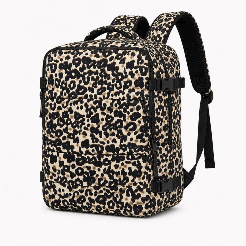 Un sac à dos voyage femme imprimé léopard grande capacité cabine posé sur fond blanc, avec plusieurs poches, des bretelles noires et un motif léopard beige et noir.