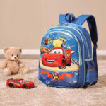 Offrez à votre enfant ce sac à dos Cars aux couleurs de Flash McQueen, taillé pour l'école maternelle. Léger et confortable, il accompagne les journées de classe avec l'énergie du champion préféré des petits garçons. Zip robuste, coloris vifs, format pratique pour le cartable du quotidien.
