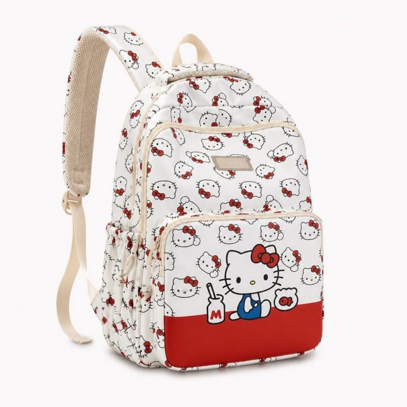Un sac à dos Hello Kitty polyvalent pour toutes sorties blanc avec motifs Hello Kitty, grande poche frontale rouge et bretelles rembourrées, posé sur fond blanc.