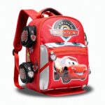 Un sac à dos Cars rouge ou bleu orné de Flash McQueen, avec une grande poche frontale et des roues décoratives, posé sur fond blanc.