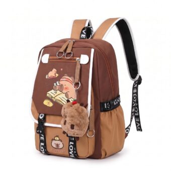Un sac à dos capybara avec poche à boisson intégrée marron et beige, avec un petit porte-clés peluche, vu de face sur fond blanc.