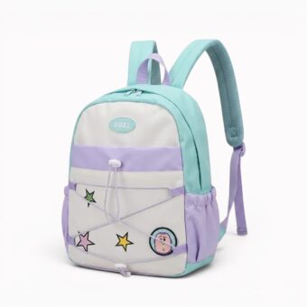 Notre sac à dos Toy Story pastel avec illustration Buzz sur fond uni.