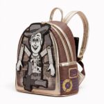 Un sac à dos Toy Story avec Woody façon marionnette, marron et doré, avec bretelles brillantes et visage de Woody sur le devant, posé sur fond clair.