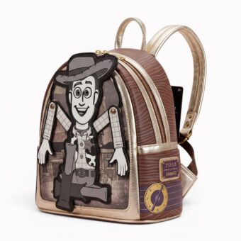 Un sac à dos Toy Story avec Woody façon marionnette, marron et doré, avec bretelles brillantes et visage de Woody sur le devant, posé sur fond clair.