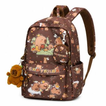 Un sac à dos capybara illustrant une scène de prairie marron, avec de petits dessins de capybaras, une poche ronde et une peluche accrochée sur le côté.