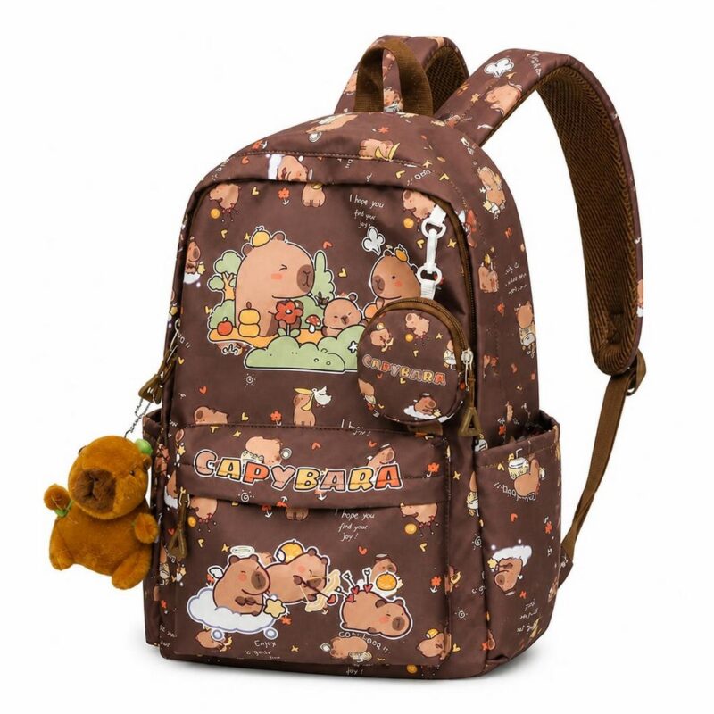 Un sac à dos capybara illustrant une scène de prairie marron, avec de petits dessins de capybaras, une poche ronde et une peluche accrochée sur le côté.
