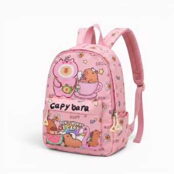 Un Sac à dos capybara au motif avocat et flamant rose, rose, avec des dessins de capybaras, un avocat et un flamant sur le devant et des bretelles réglables.