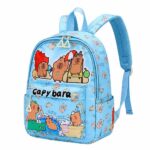 Un sac à dos capybara scène de baignade au crocodile bleu clair avec des dessins de capybaras amusants et des bretelles réglables.