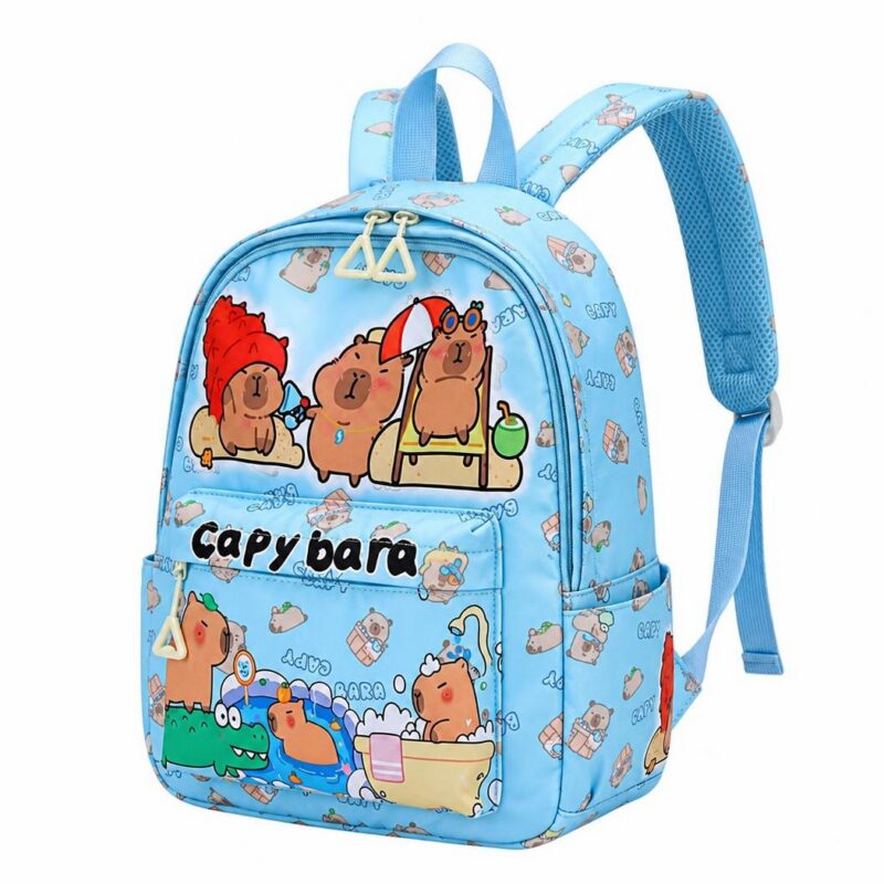 Un sac à dos capybara scène de baignade au crocodile bleu clair avec des dessins de capybaras amusants et des bretelles réglables.
